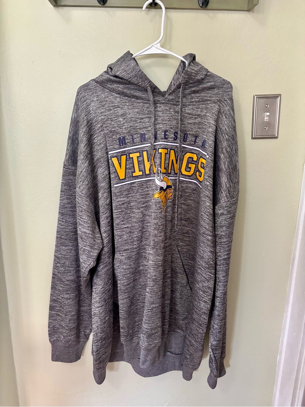 Majestic NFL Minnesota Vikings Grey Hoodie. Men’s size 4X.